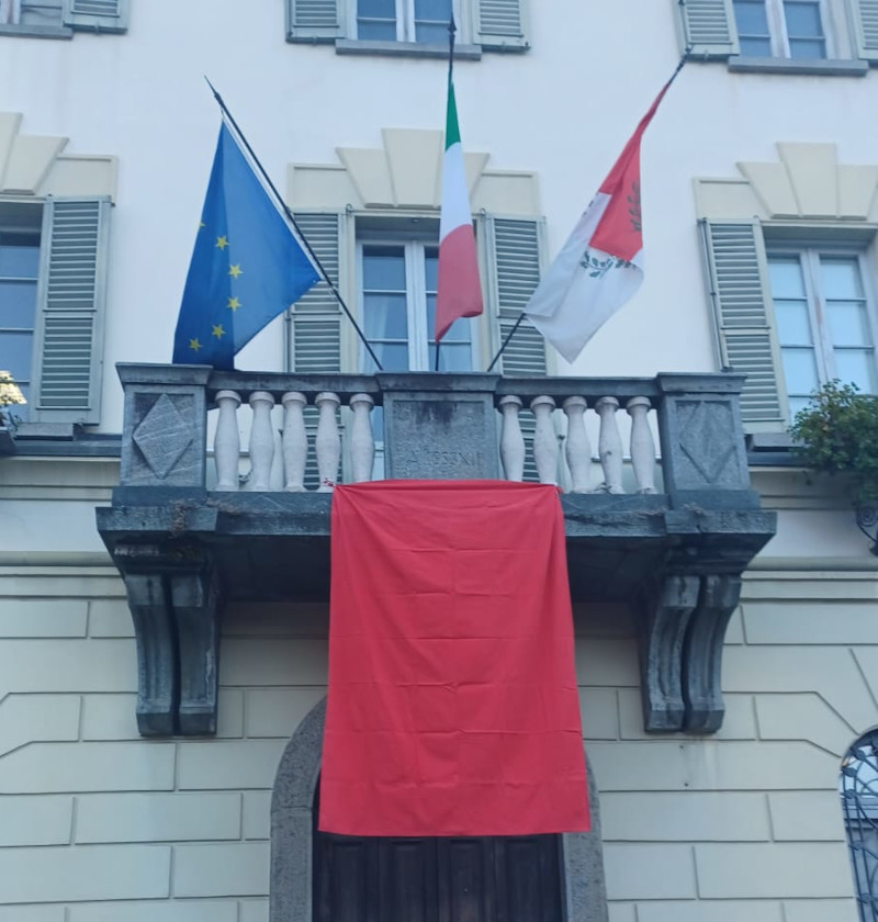 Comune di Tirano drappo rosso violenza donne