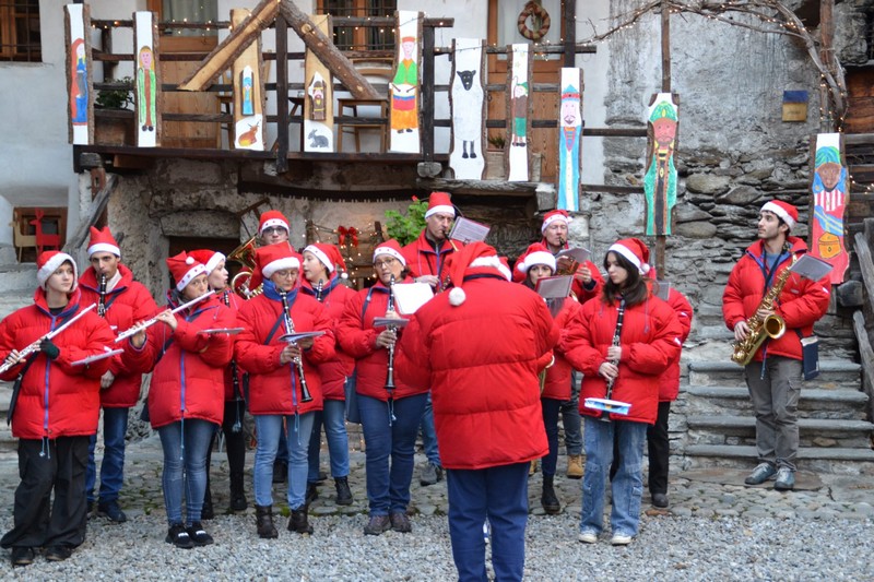 Camminata dei Babbi Natale Villa di Tirano