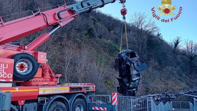 ribaltamento in acqua colico piona recupero auto vigili del fuoco