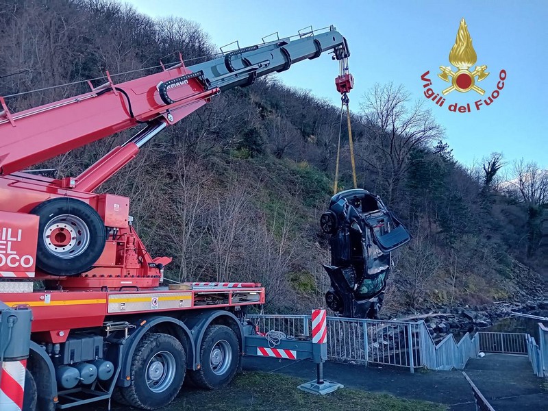 ribaltamento in acqua colico piona recupero auto vigili del fuoco