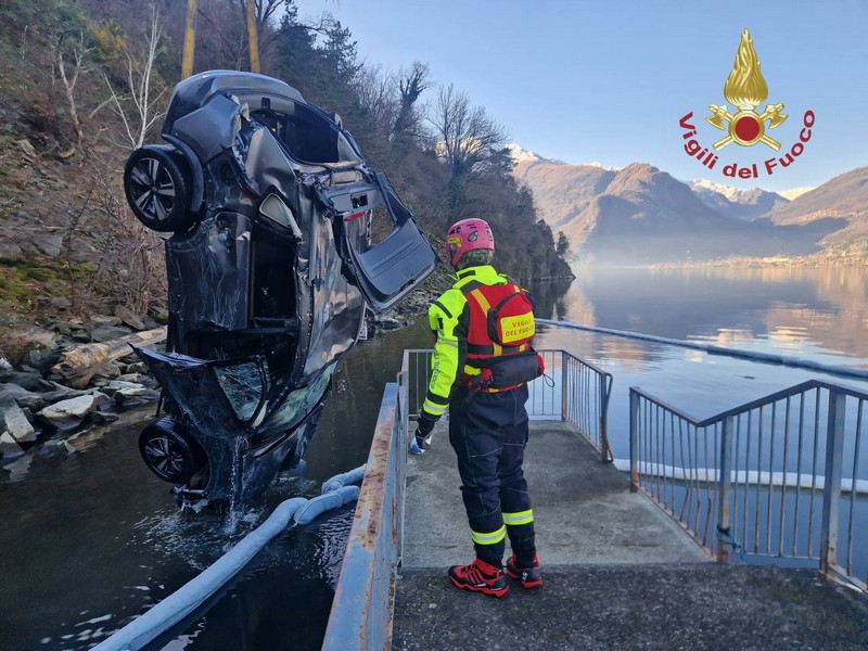 ribaltamento in acqua colico piona recupero auto vigili del fuoco