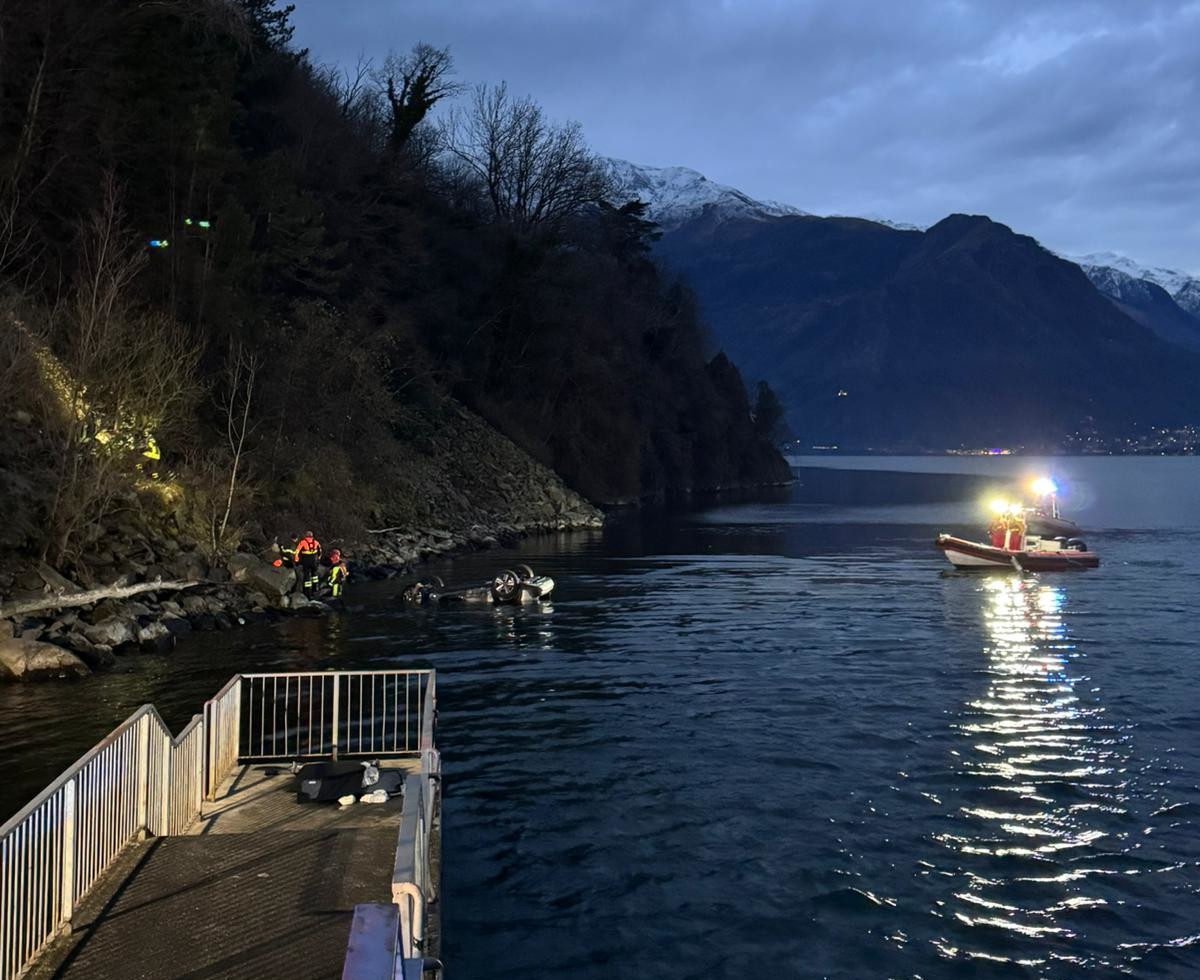 Auto nel lago Piona Colico