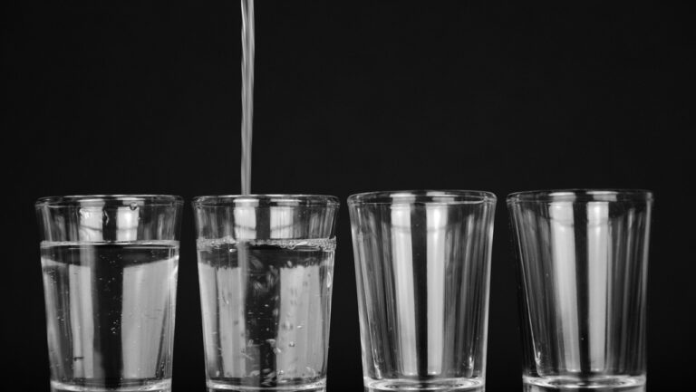 acqua bere bicchieri