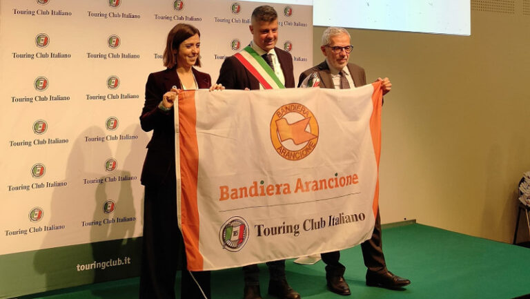 Chiavenna bandiera arancione Touring Club Italiano