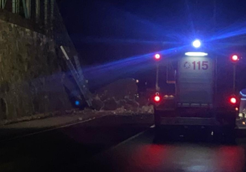 Grosso masso caduto Valmalenco Sp15 Vigili del Fuoco