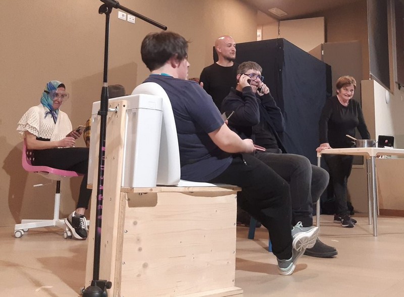 Che Pirla Dazio spettacolo teatrale uso tecnologie