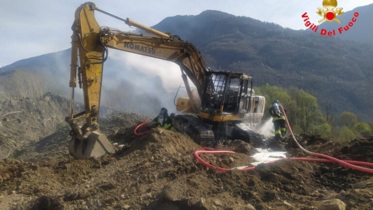 Escavatore in fiamme Postalesio Vigili del Fuoco Sondrio