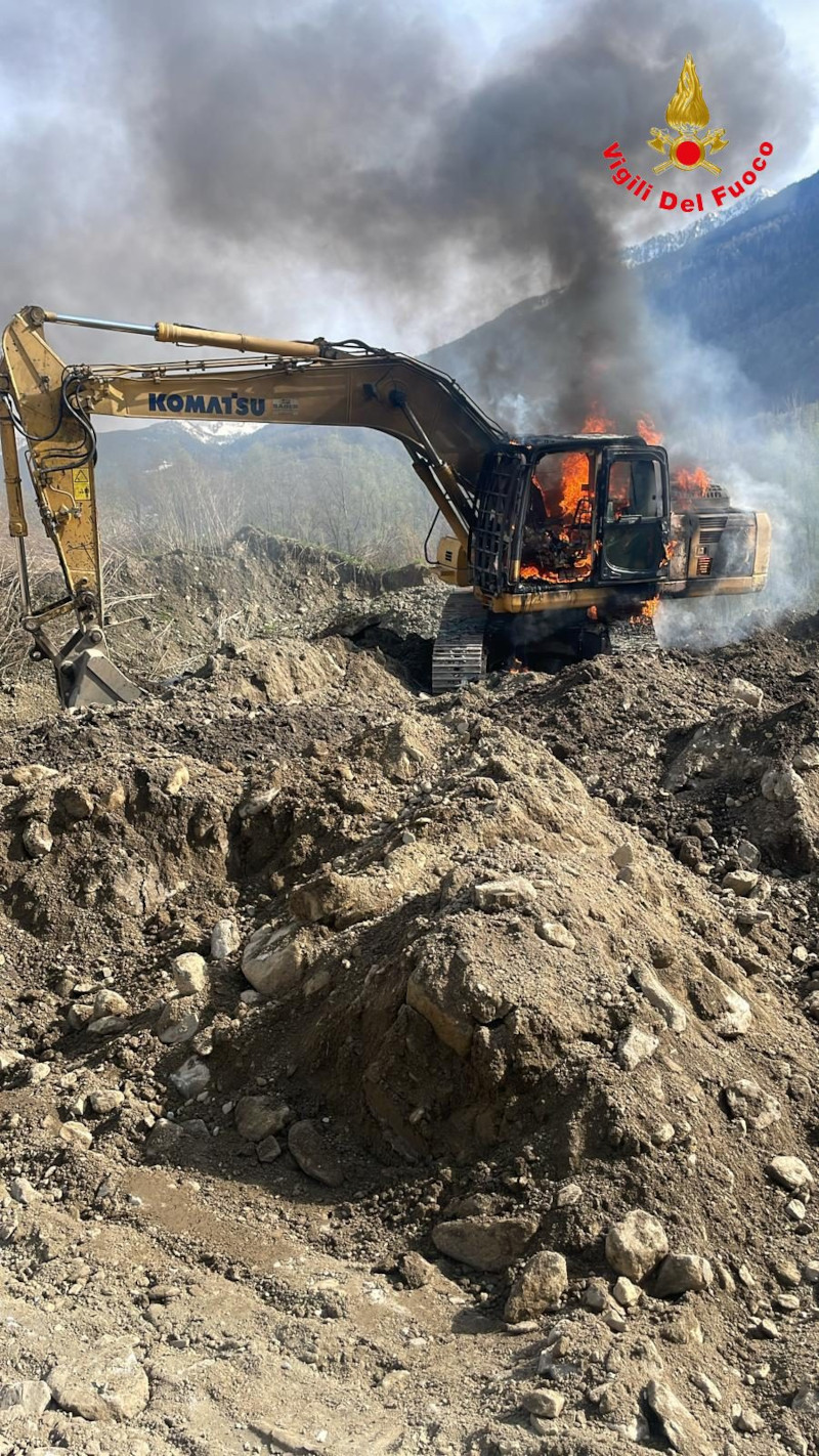 Escavatore in fiamme Postalesio Vigili del Fuoco Sondrio