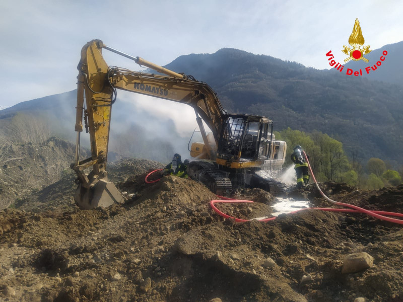 Escavatore in fiamme Postalesio Vigili del Fuoco Sondrio