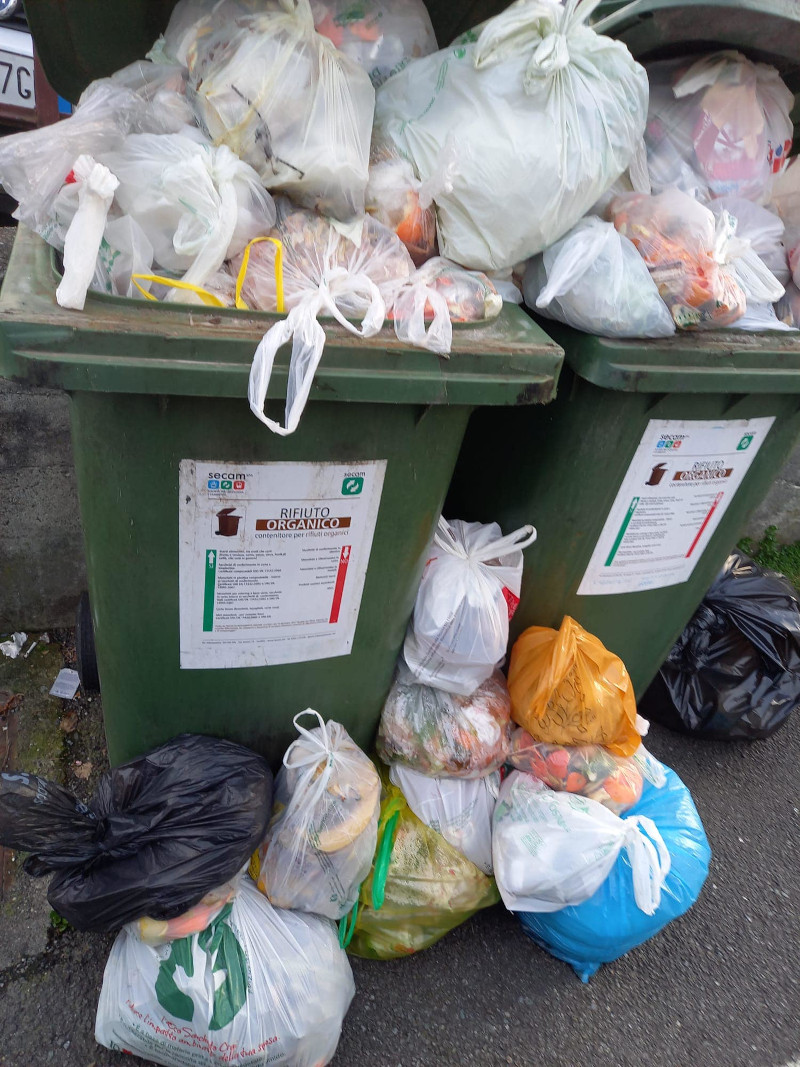Cassonetti pieni Ardenno