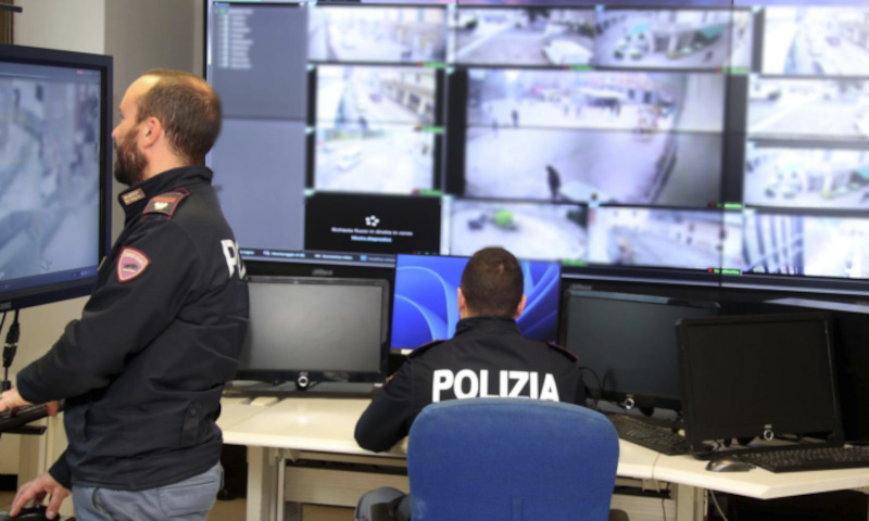 Ladro cellulare negozio Sondrio arresto