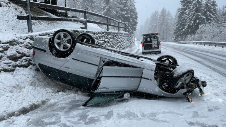 Auto ribaltata Lobbe Maloja Canton Grigioni neve