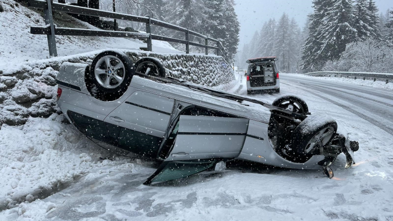 Auto ribaltata Lobbe Maloja Canton Grigioni neve