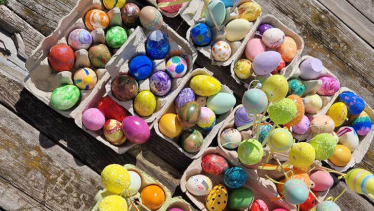 Caccia alle uova Pasqua Colorina