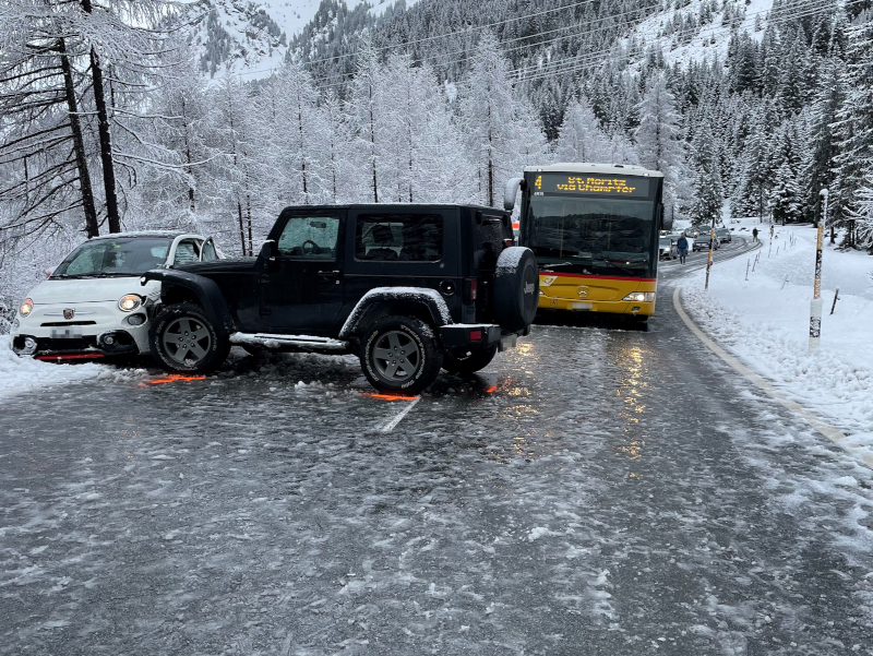 Scontro auto pullman sorpasso Maloja Casaccia Canton Grigioni