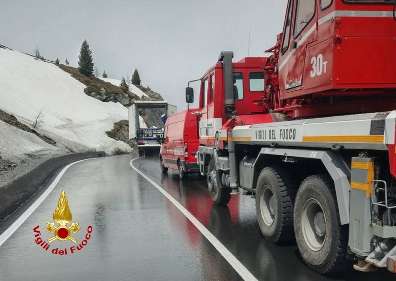 Passo Foscagno rimorchio ribaltato