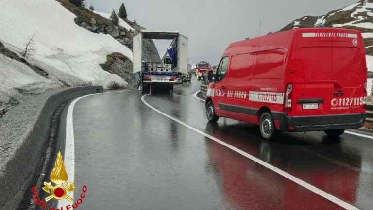 Passo Foscagno rimorchio ribaltato