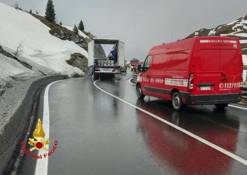 Passo Foscagno rimorchio ribaltato