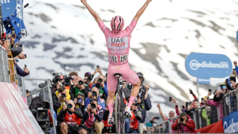Pogacar Giro d'Italia Maglia Rosa vittoria Manerba-Livigno