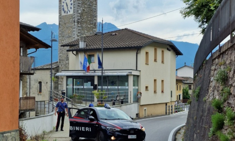Civo ladro jeep vetri rotti monetine carabinieri Morbegno