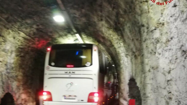 Autobus incastrato galleria diroccamento ss38