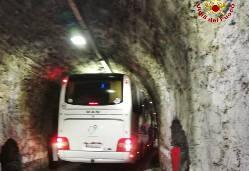 Autobus incastrato galleria diroccamento ss38