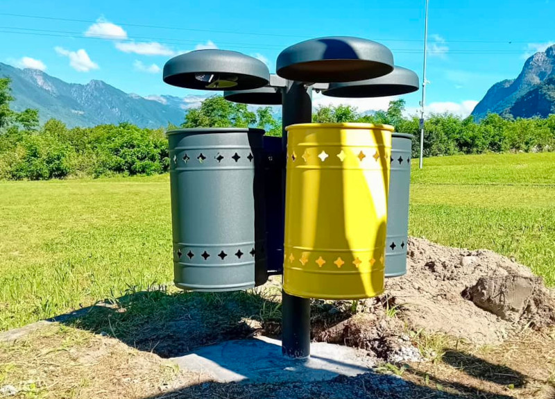 Cestini rifiuti area lido Novate Mezzola