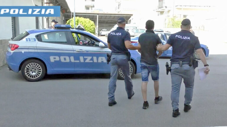 Polizia Stato violenza rapina donna arresto