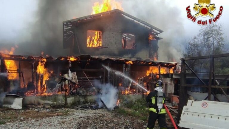 Incendio stalla Piantedo