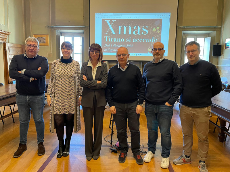 Tirano si accende presentazione iniziative natalizie