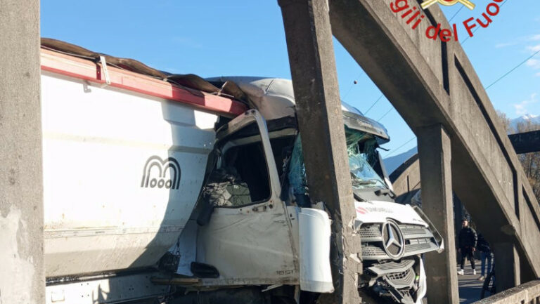 Camion schiantato Sorico Vigili del Fuoco