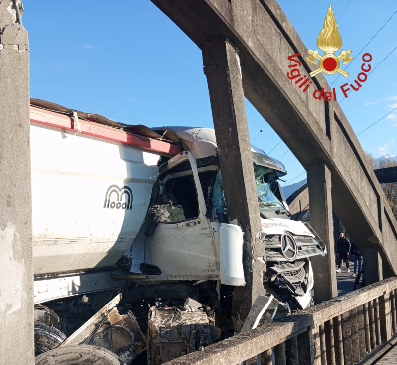 Camion schiantato Sorico Vigili del Fuoco