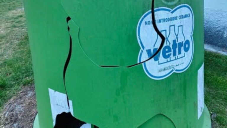 Campana vetro vandalismo Delebio
