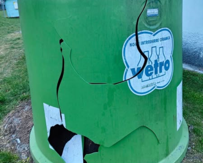 Campana vetro vandalismo Delebio