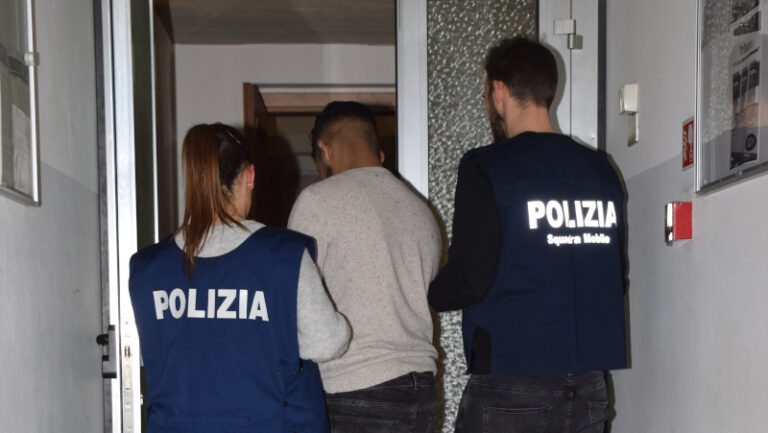 Maltrattamenti violenza sequestro arresto Polizia Sondrio