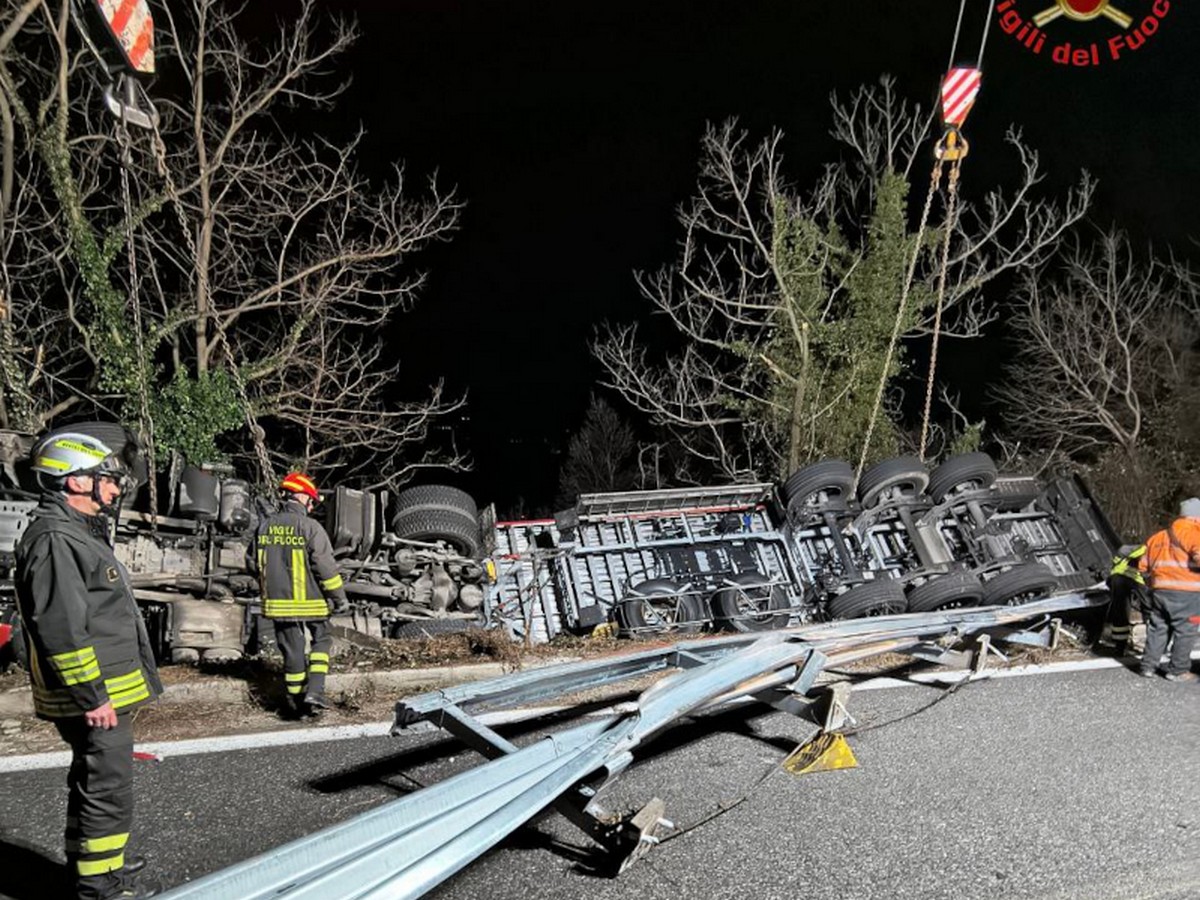Vigili del Fuoco recupero mezzo pesante SS36