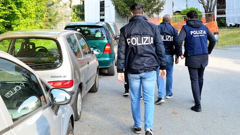 Immigrazione clandestina permessi soggiorno falsi Polizia di Stato Sondrio