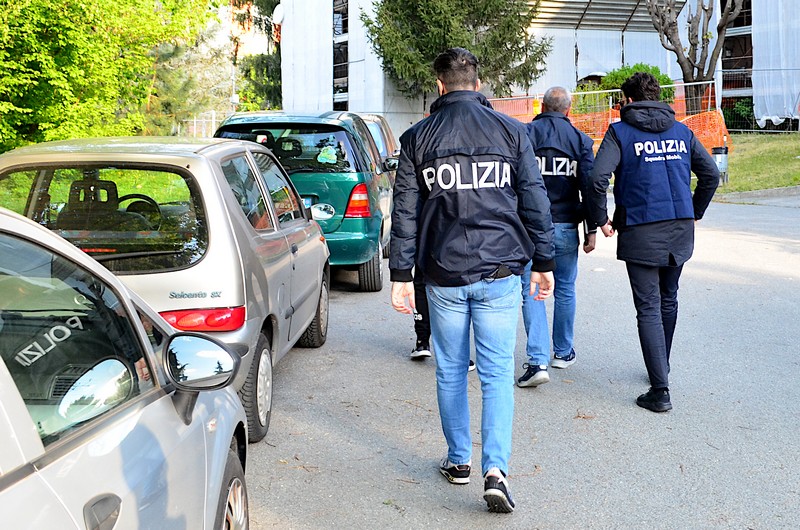 Immigrazione clandestina permessi soggiorno falsi Polizia di Stato Sondrio