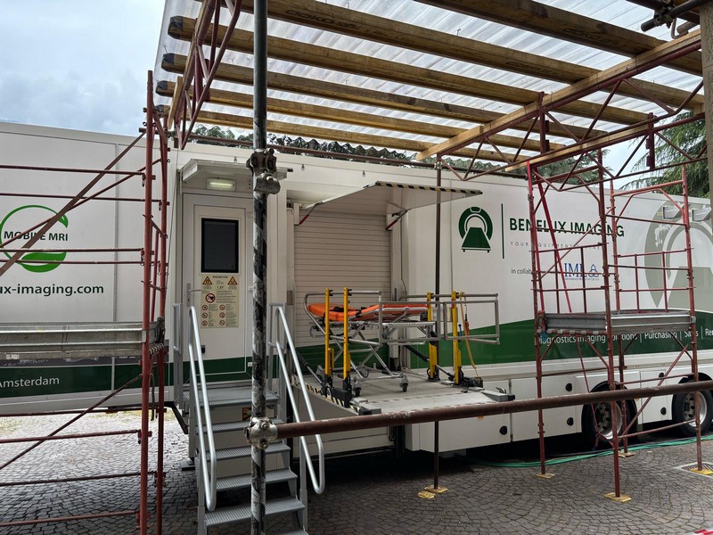 Ospedale di Sondrio unità mobile risonanza magnetica