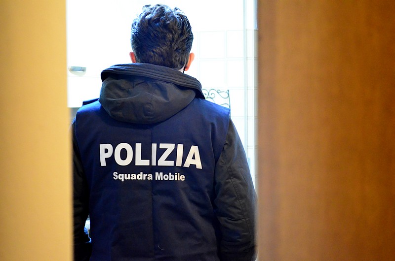 Immigrazione clandestina permessi soggiorno falsi Polizia di Stato Sondrio