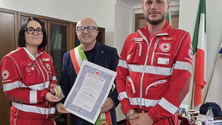 Il sindaco Patrizio del Nero con due ambasciatori della Croce Rossa Italiana