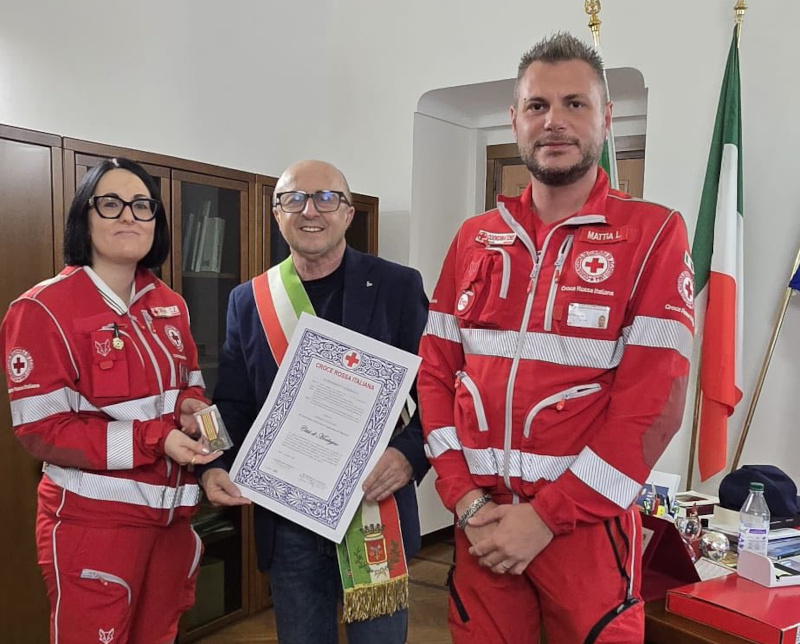 Il sindaco Patrizio del Nero con due ambasciatori della Croce Rossa Italiana