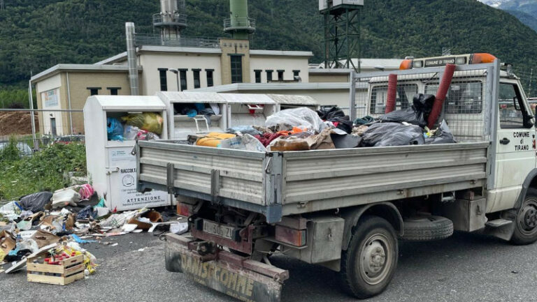 Tirano abiti usati sospensione raccolta