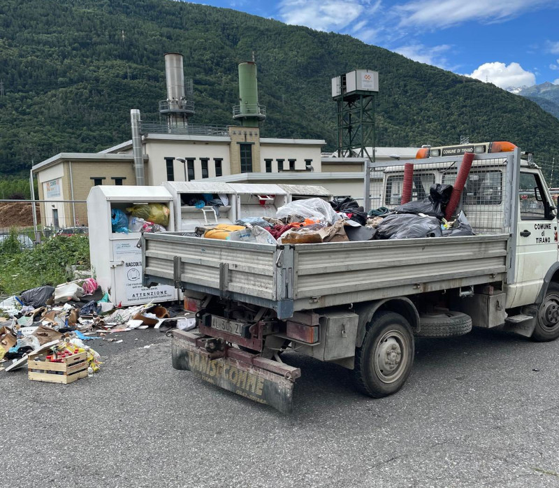 Tirano abiti usati sospensione raccolta