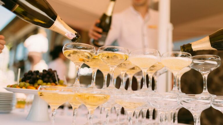 Cameriere bottiglie bicchieri vino