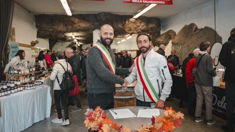 Da destra, l’assessore alla Cultura, Turismo e Promozione del Territorio del Comune di Casina, Alessandro Torri Giorgi e l'assessore al Turismo e Sport di Chiavenna Andrea Giacomini