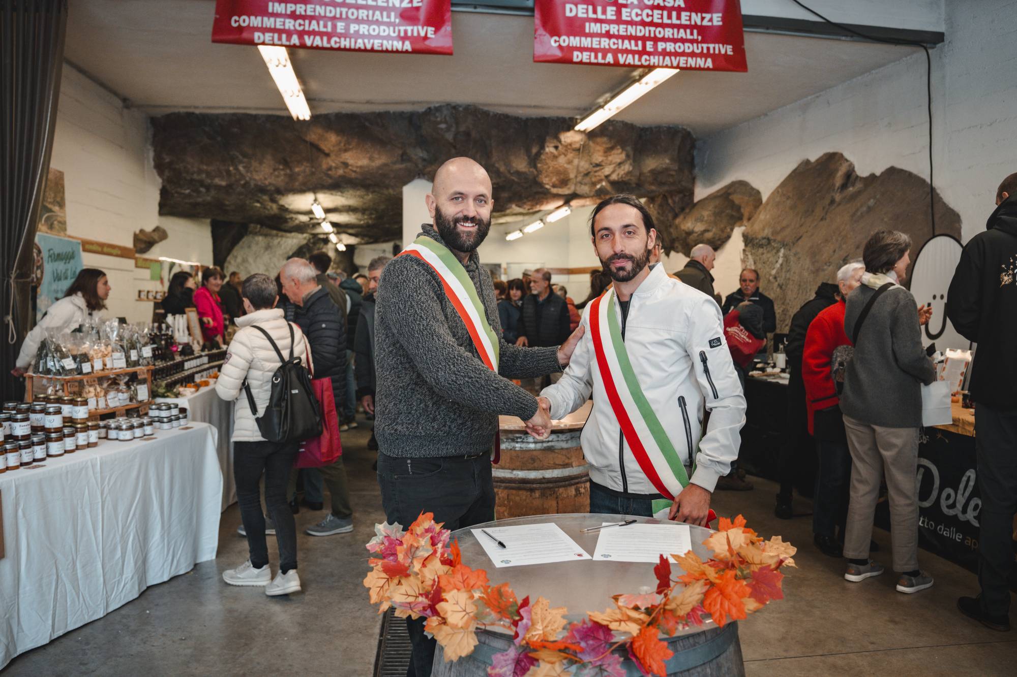 Da destra, l’assessore alla Cultura, Turismo e Promozione del Territorio del Comune di Casina, Alessandro Torri Giorgi e l'assessore al Turismo e Sport di Chiavenna Andrea Giacomini