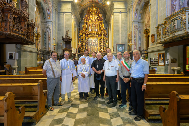 I cardinali Aveline e Cantoni con i Confratelli, i Fabbriceri, il sindaco Sala della Cuna e don Ilario Gaggini