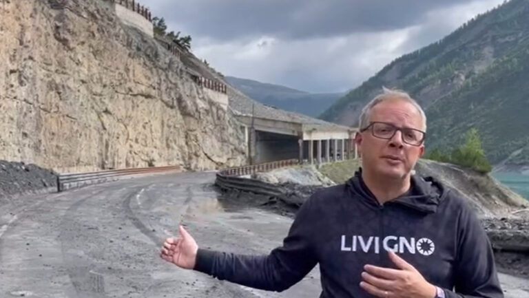 Il sindaco Remo Galli nel punto in cui è scesa la frana. Alle sue spalle il tratto di carreggiata completamente sgomberato dai detriti in tempi record