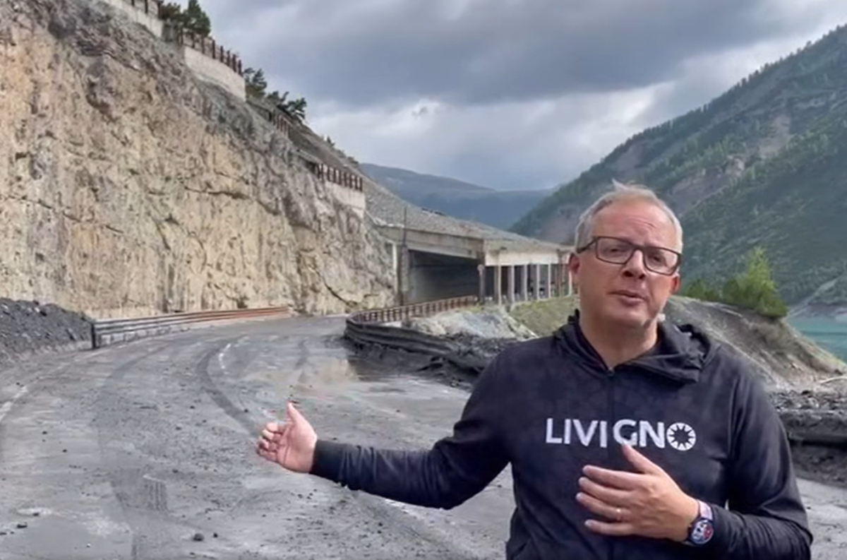 Il sindaco Remo Galli nel punto in cui è scesa la frana. Alle sue spalle il tratto di carreggiata completamente sgomberato dai detriti in tempi record